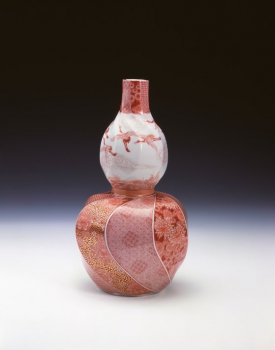 Budzans Fukušima (Buzan Fukushima, 1944). Vāze ar labu domu putniem. 1996. Porcelāns, virsglazūras gleznojums