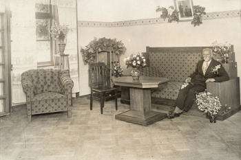 Foto no Tukuma muzeja krājuma. Rainis sava istaba durbe muzeja atklasanas diena 1928. gada 28. jūlijā fotografs nezinams