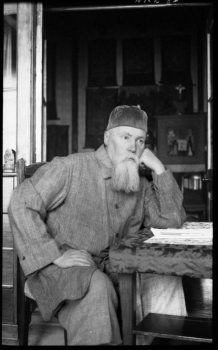 Nikolajs Rērihs savā rezidencē Naggarā, Indijā. Ap 1937.