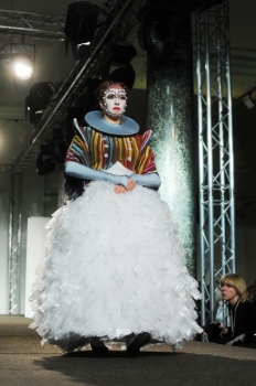 Bruno Birmanis. Kleita "Karaliene (Elizabete)" no kolekcijas "Kāzas" – "par 13 sievietēm, kuras es (vēl) neesmu apprecējis". 2011. Publicitātes foto