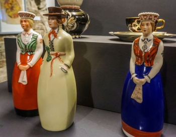 Liķiera pudele "Tautu dēls" Dekoratīvās mākslas un dizaina muzeja pastāvīgajā ekspozīcijā. 2015. Foto: Kristīne Šica