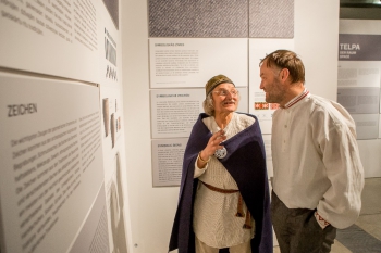 Valdis Celms izstādes "Latviskās dvēseles raksti" atklāšanā. Foto Reinis Oliņš