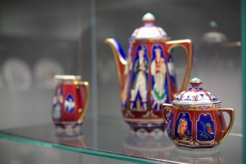 Priekšmeti no servīzes "Piebalga". Apgleznojums pēc Romana Sutas meta. A/S "M.S.Kuzņecovs" Porcelāna, fajansa un māla izstrādājumu fabrika. 1935.