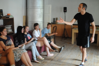 Jaunieši apgūst ideju aizstāvību caur mākslu un performancēm