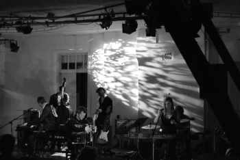 100 baltas dvēseles muzicēs Dirty Deal Café