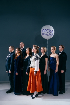 "Opera tuvplānā"