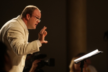 Pie Sinfonietta Rīga diriģenta pults pirmoreiz stāsies Māris Sirmais un solo atskaņos spožā čelliste Kristīne Blaumane