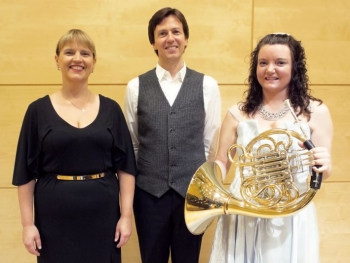 "Trio DaNoIs". No kreisās: pianiste Jonina Erna Arnardottira (Jónina Erna Arnardottir), pianists Mortens Fagerli (Morten Fagerli), Pernille Karsleva (Pernille Kaarslev, mežrags). Publicitātes foto