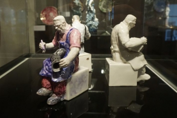 Mārtiņa Zaura darbi izstādē "Mārtiņš Zaurs (1915–1998). Nesasietie sapņi. Dekoratīvais porcelāns" Dekoratīvās mākslas un dizaina muzejā. 2015. Foto: Kristīne Šica